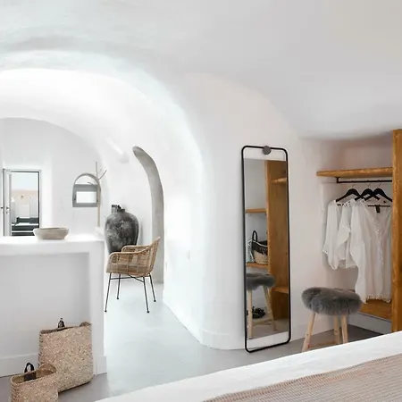 Virginia's Cave Villa Oia (Santorini)