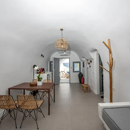 Virginia's Cave Villa Oia (Santorini)