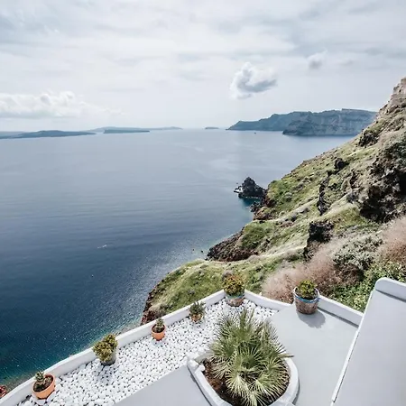 Willa Virginia's Cave Oia
