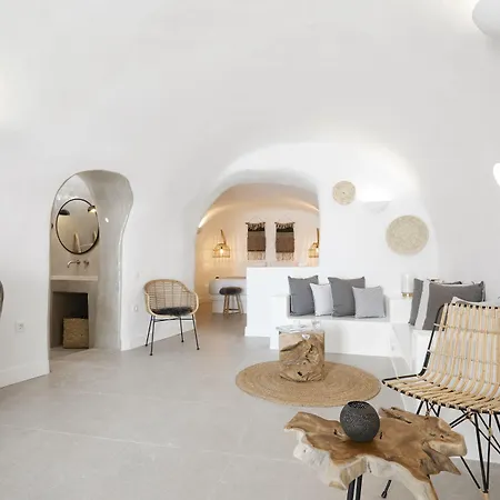Virginia's Cave * Oia